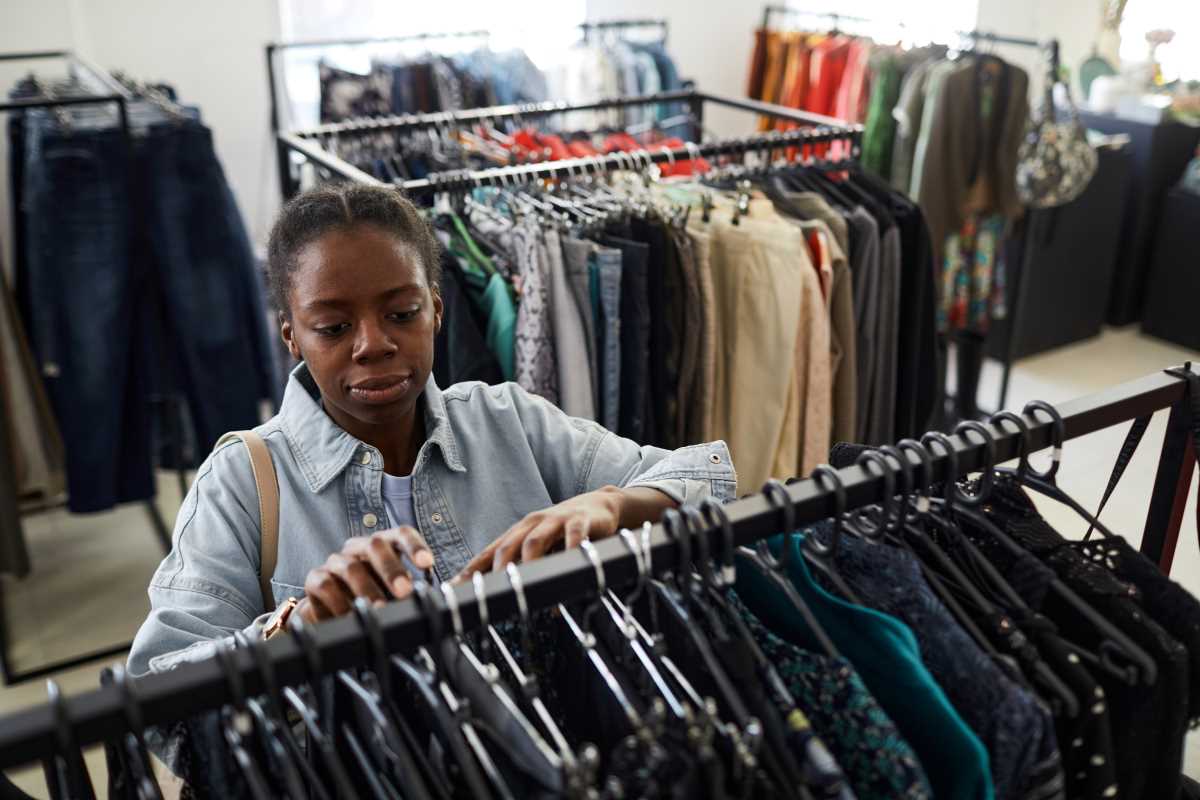 How to Spot High-Quality Vintage Pieces When Thrifting